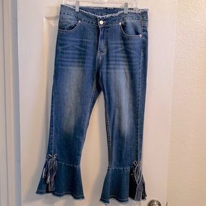 Gianni Bini fringe & bow tied capris jeans